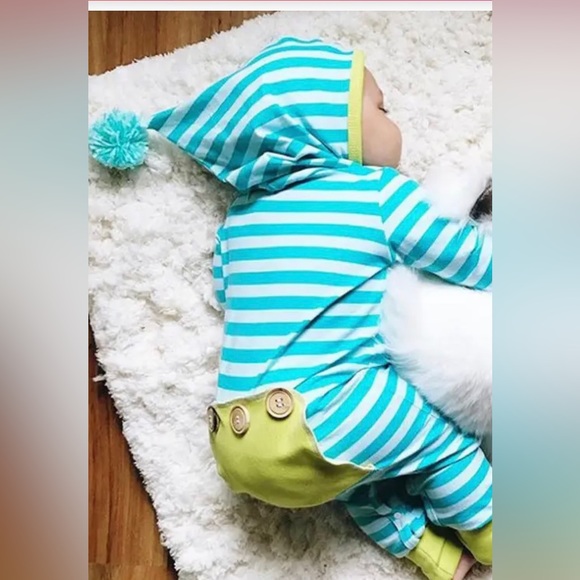 Atpapa Catpapa, one piece striped romper w/Pom Pom on attached hat, size 6-12 mo - Picture 2 of 5